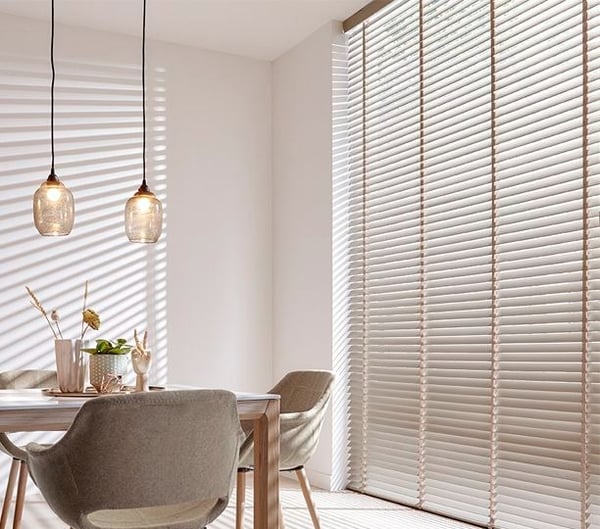 natural scandinavian-eetkamer-houten jaloezieen